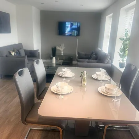 2 Beds Mint Drive With Secure Car Or Park W Wifi-netflix No Deposit Required Birmingham