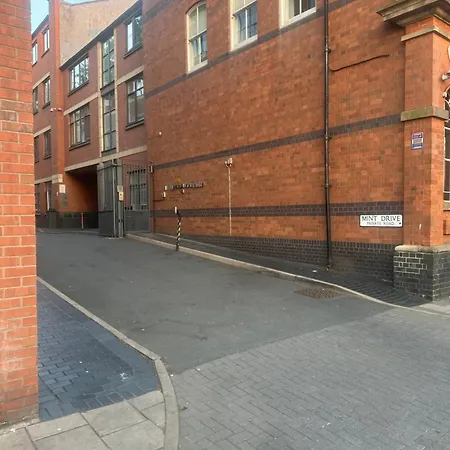 2 Beds Mint Drive With Secure Car Or Park W Wifi-netflix No Deposit Required * Birmingham