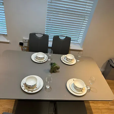 2 Beds Mint Drive With Secure Car Or Park W Wifi-netflix No Deposit Required * Birmingham