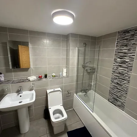2 Beds Mint Drive With Secure Car Or Park W Wifi-netflix No Deposit Required Apartment